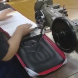 かぶせと背中面を縫い合わせる作業