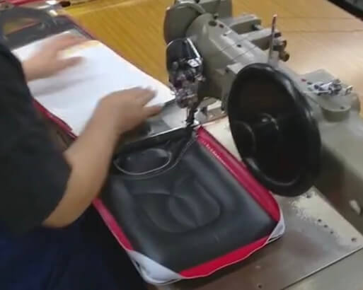 かぶせと背中面を縫い合わせる作業